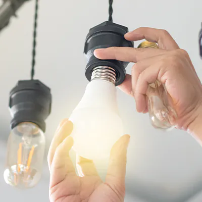 Wechsel einer LED-Gl&uuml;hbirne